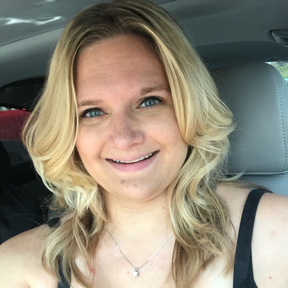 Meet your Posher, Christy ๐ - Picture 4 of 8